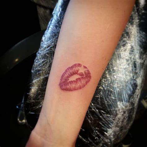 10 Kiss Mark Tattoos Perfect For A Lipstick Lover Kiss Tattoos Kiss