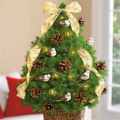 10 Small Christmas Tree Decorating Ideas