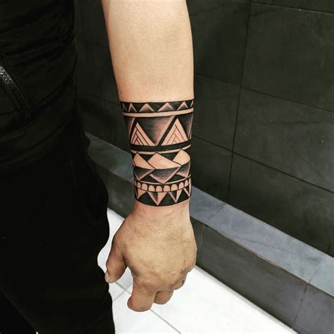 20 Creative Wrist And Hand Tattoo Ideas To Inspire Your Next Ink Session Themtraicay Com