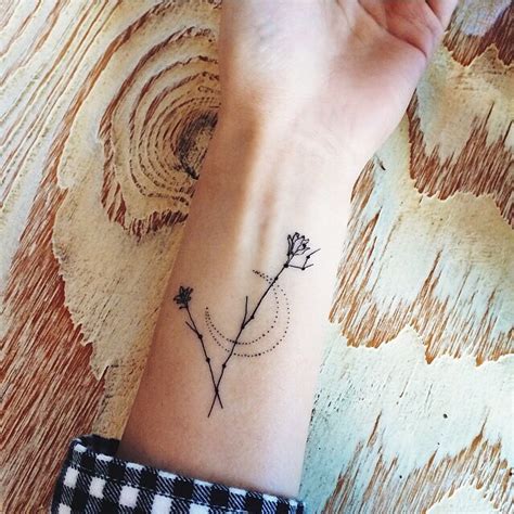 20 Minimalist Flower Tattoo That You Ll Love Nexttattoos