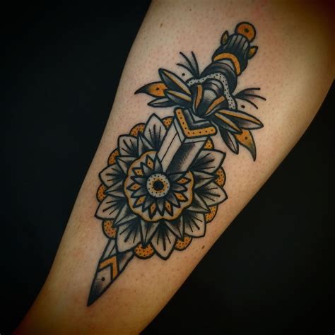 20 Stunning Traditional Dagger Tattoo Design Image Ideas