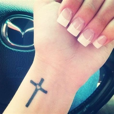 25 Ideas Encantadoras De Tatuajes De Cruces Para Chicas