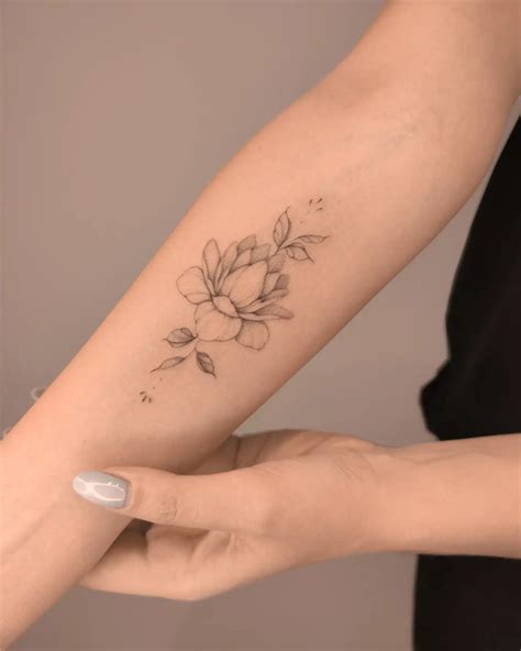 30 Delicate Flower Tattoos You Ll Actually Want Forever Flymeso Blog