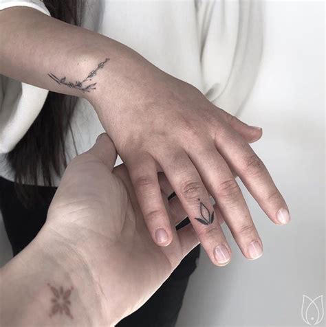 40 Finger Tattoo Design Ideas The Xo Factor Simple Hand Tattoos