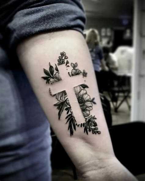 40 Inspiring Cross Tattoo Designs The Xo Factor Cross Tattoos For