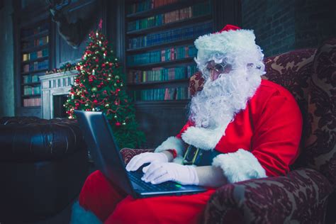 5 Ways You Can Talk To Santa Online