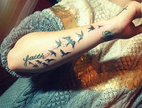 53 Fantastic Birds Tattoos For Wrist