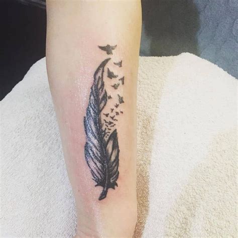 60 Beautiful Female Feather Tattoo Design Ideas 2021 Updated Artofit