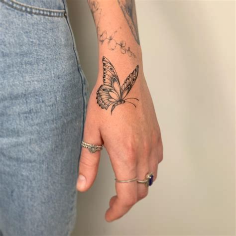 8 Gorgeous Butterfly Tattoo Designs for Hand