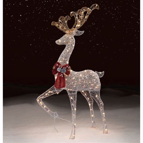 8 Ways to Display Christmas Deer Outdoor