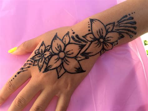 Floral Henna Tattoo Designs for a Delicate Touch