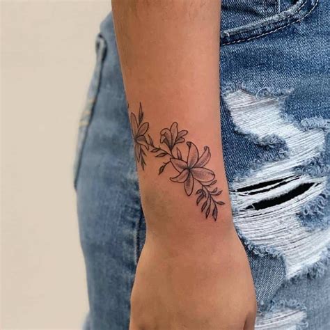 10 Delicate Floral Wrist Tattoo Designs