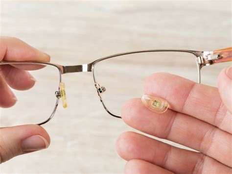 5 Benefits of Glasses with Nose Pads