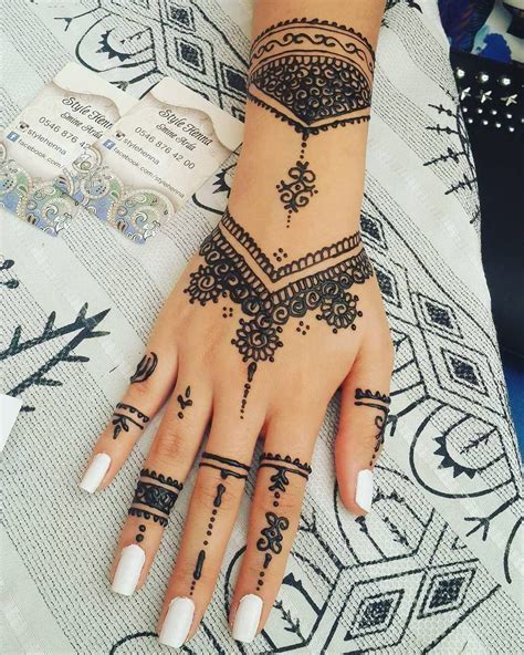 10 Hand Henna Tattoo Designs to Inspire Your Next Look