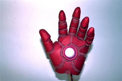 Hand Iron Man: DIY Iron Man Suit