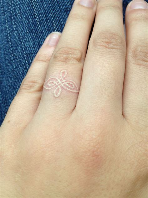 Keltischer Ring Tattoo In 2020 Ring Tattoos Wedding Band Tattoo