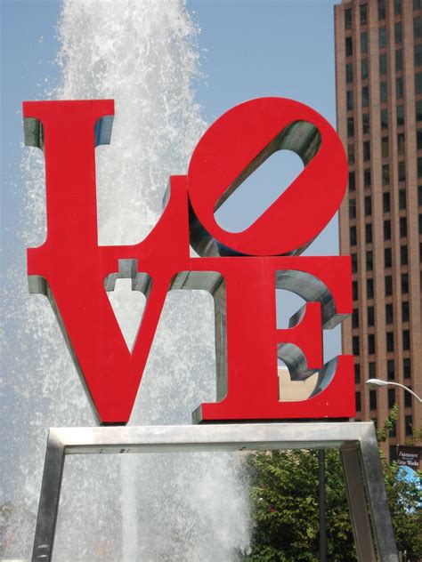 5 Ways to Take a Perfect Philly Love Sign Photo