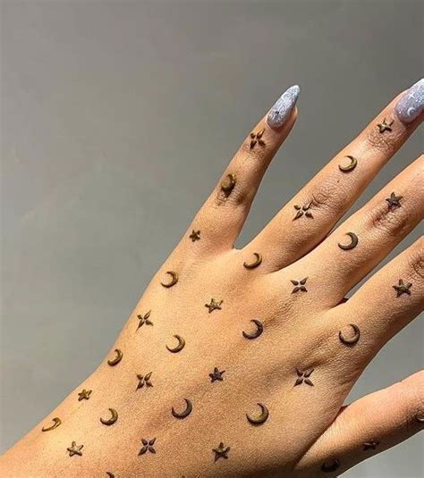 Pin By Moon Moon On Nails Henna Tattoo Designs Simple Henna Tattoo