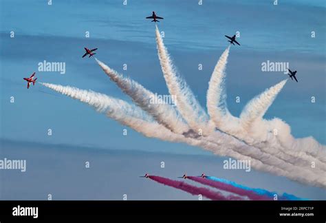 Red Arrows Performing Bournemouth Uk Extraordinary Images Show