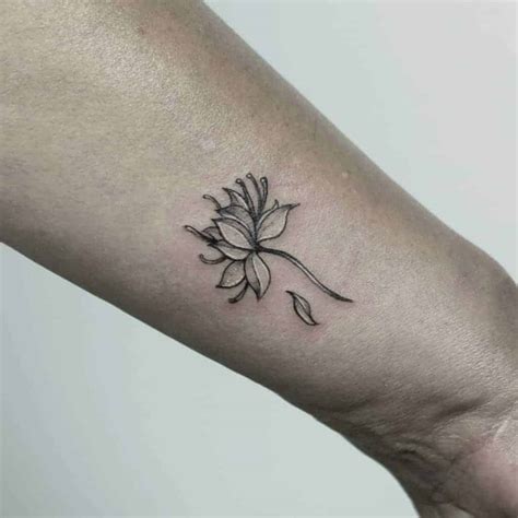 10 Minimal Single Flower Tattoo Designs You'll Love