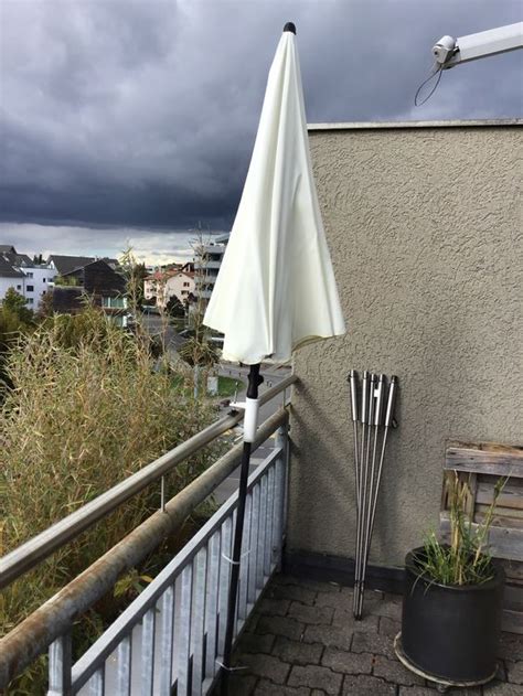 Balkon Schatten: Sonnenschirm mit Balkonhalterung für Ihren Außenbereich