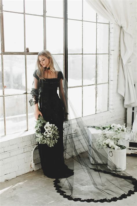 Spooky Chic Halloween Wedding Must Haves Tidewater And Tulle Timeless Modern Wedding Blog