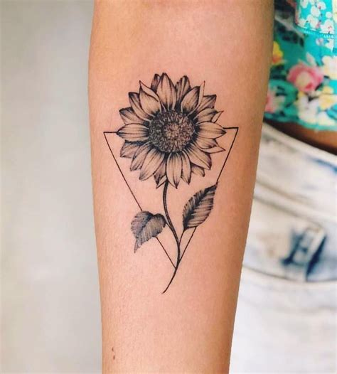 7 Lovely Sunflower Tattoo Designs for Women