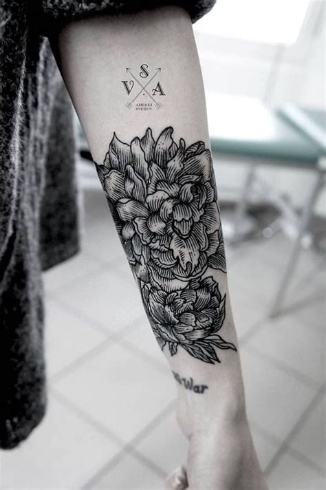 Tattoo Arm Frau T Towierung Mit Blumen Motiv Kompass Tattoos Forearm Tattoos Forearm