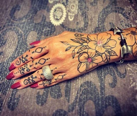 7 Tattoo Ideas for Ladies Hands