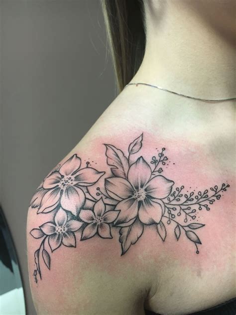 7 Lovely Tattoos Flowers on Shoulder Ideas