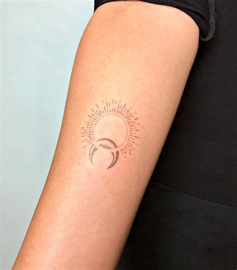 Tatuajes De Sol Y Luna Para Mujeres Y Su Significado Tatuajes De Luna Tatuaje Sol Y Luna