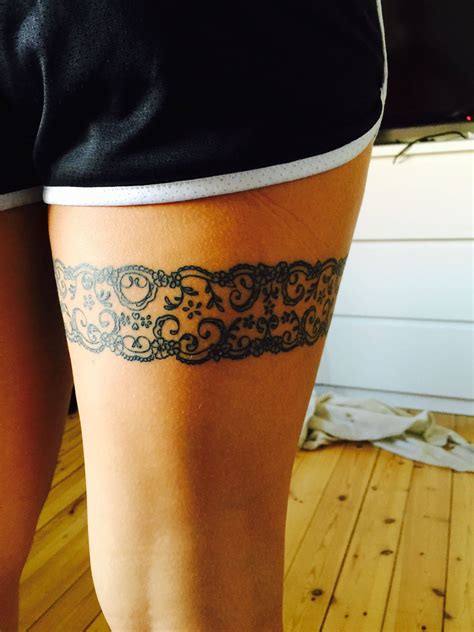 20 Beautiful Thigh Tattoo Designs for Women