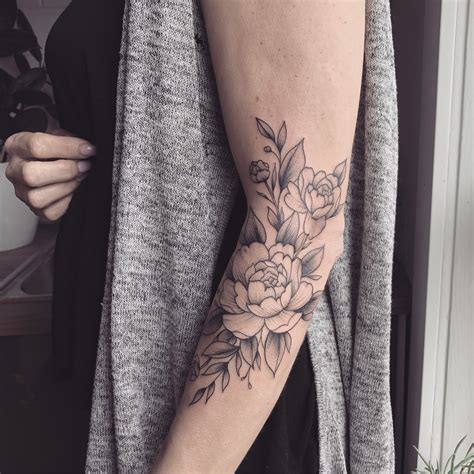 Very Feminine Black And Grey Flower Tattoo Tattoos Pinterest Feminine Grey And Flower